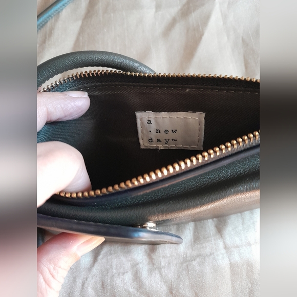 A New Day  crossbody purse. Woman's - Picture 3 of 7